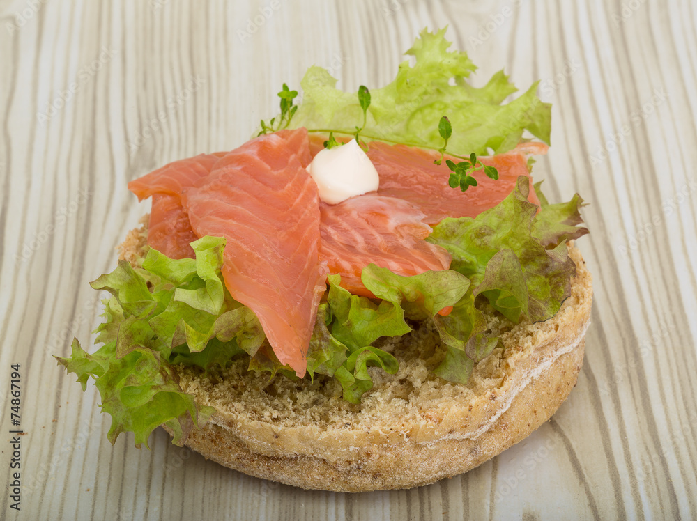 Salmon sandwich with thyme