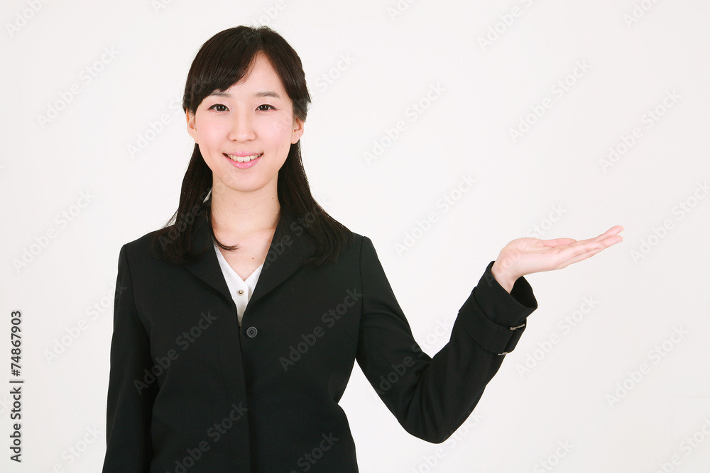 서서 안내하고 있는 아시안 비즈니스 여성 서서 안내하고 있는 아시안 비즈니스 여성