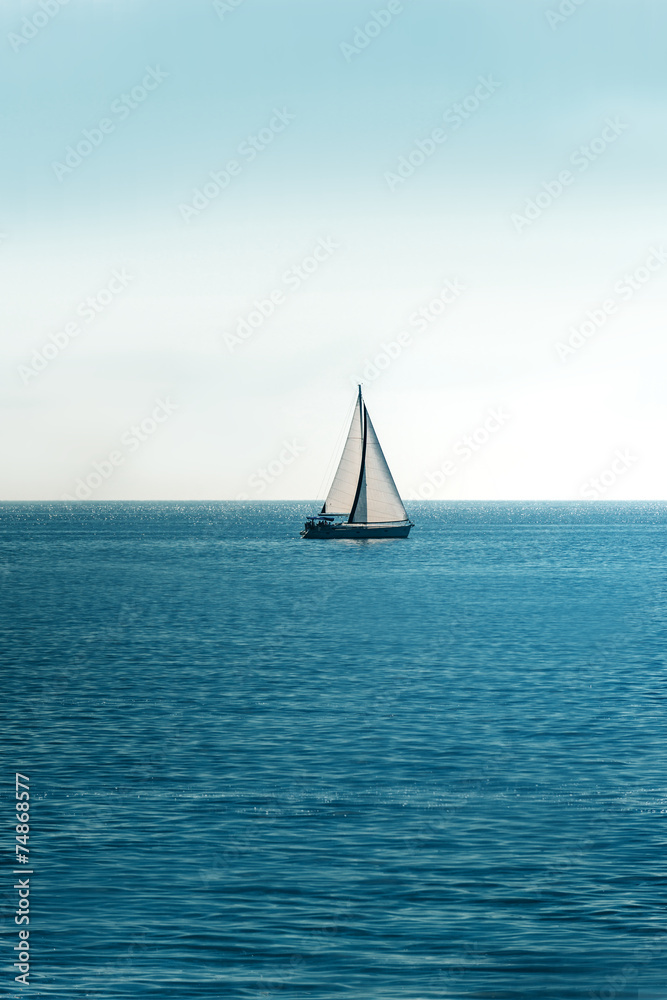Fototapeta premium White sailboat on the ocean