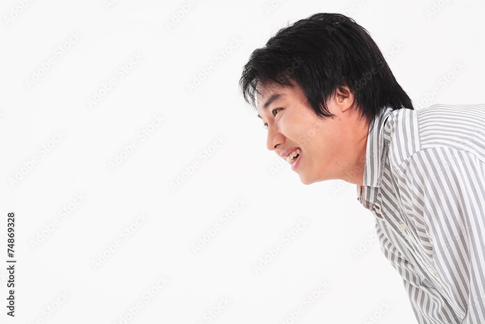 책상에 앉아서 공부하는 아시안 소녀