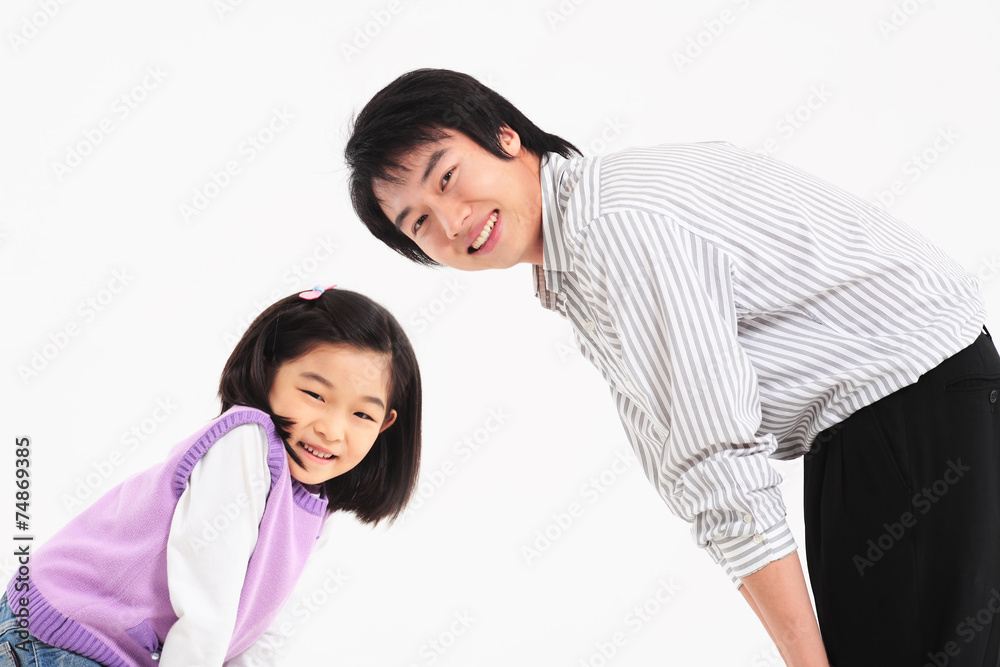 흰배경앞에서 웃고 있는 아시안 소녀와 남성 흰배경앞에서 웃고 있는 아시안 소녀와 남성