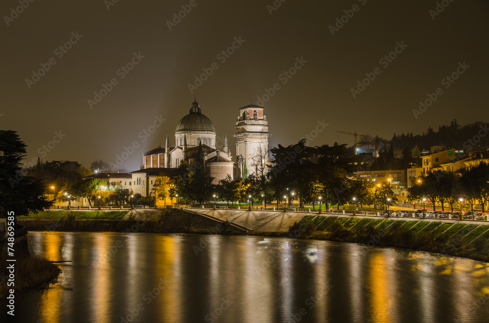 Naklejka premium Verona di notte San Giacomo