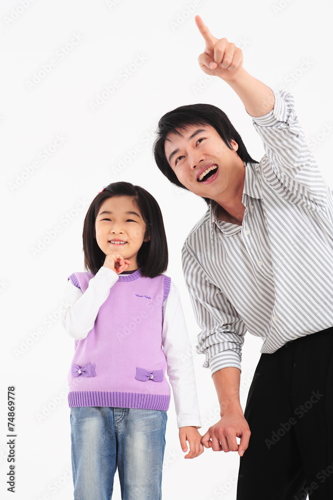 흰배경앞에서 웃고 있는 아시안 소녀와 남성 흰배경앞에서 웃고 있는 아시안 소녀와 남성