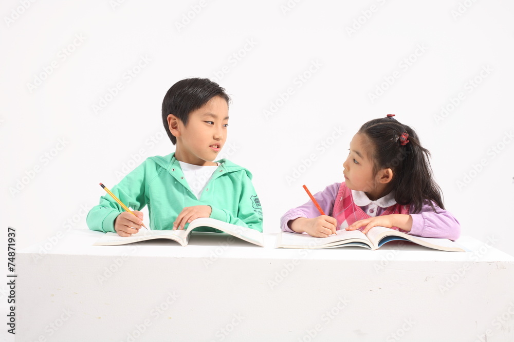 공부하는 두 어린이 공부하는 두 어린이