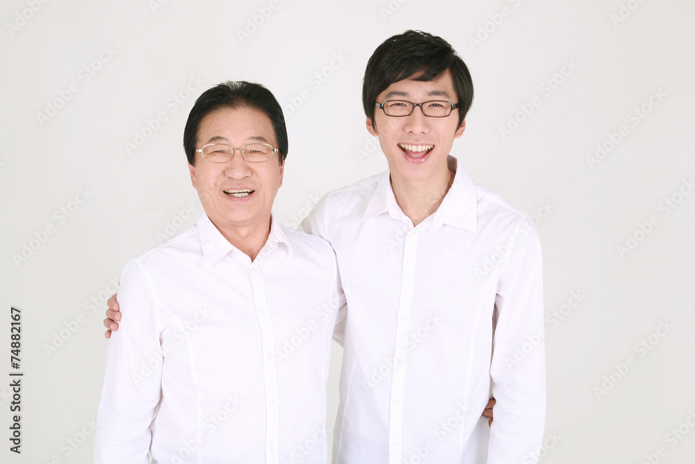 캐주얼 복장의 3대 가족 캐주얼 복장의 3대 가족