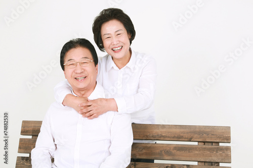 캐주얼 복장의 3대 가족