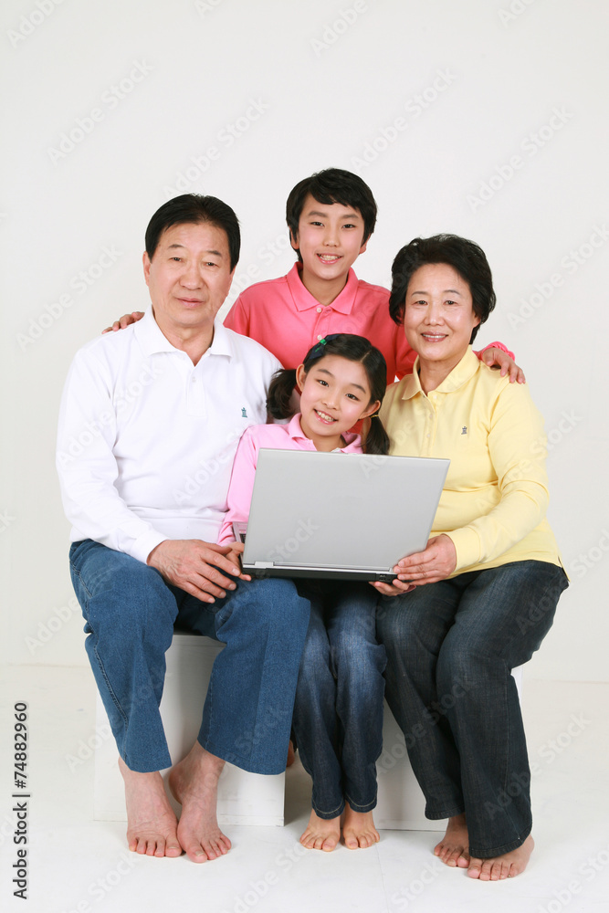 캐주얼 복장의 대가족 캐주얼 복장의 대가족