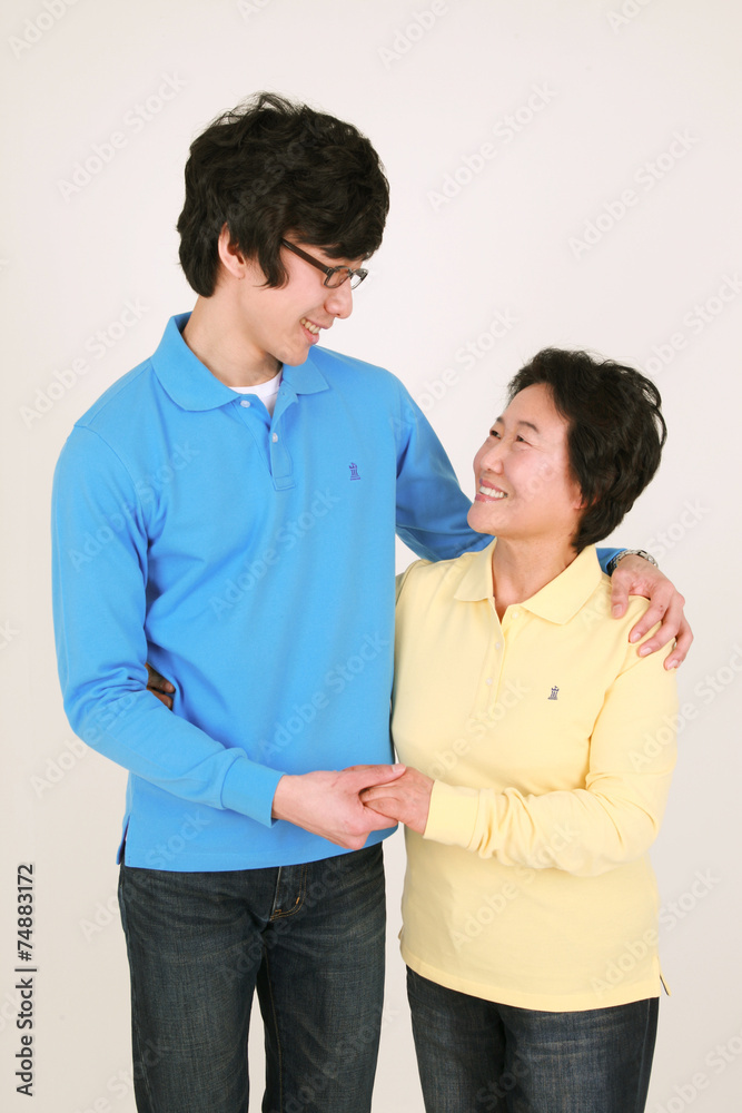 캐주얼 복장의 대가족 캐주얼 복장의 대가족