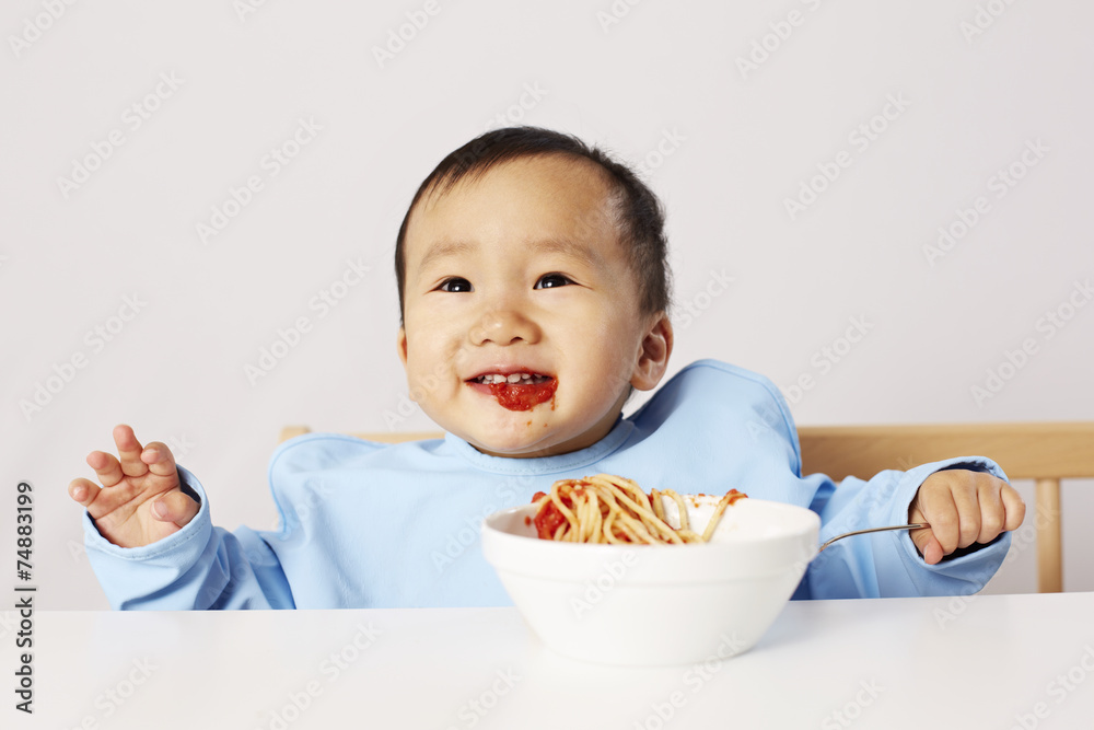 Kind isst Spaghetti 02