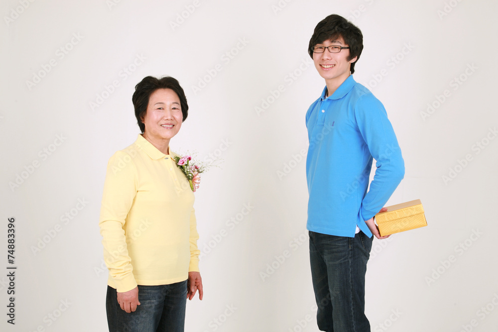 Fototapeta premium 캐주얼 복장의 대가족