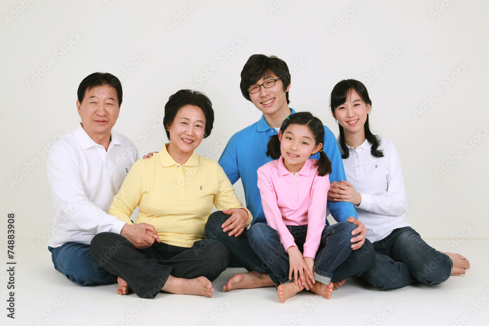 캐주얼 복장의 대가족