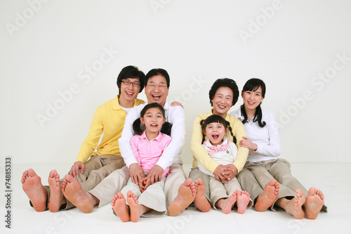 캐주얼 복장의 대가족
