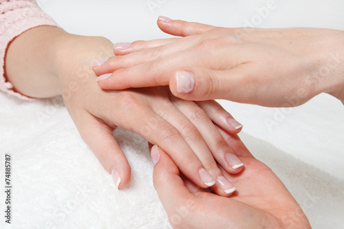 leichte Handmassage