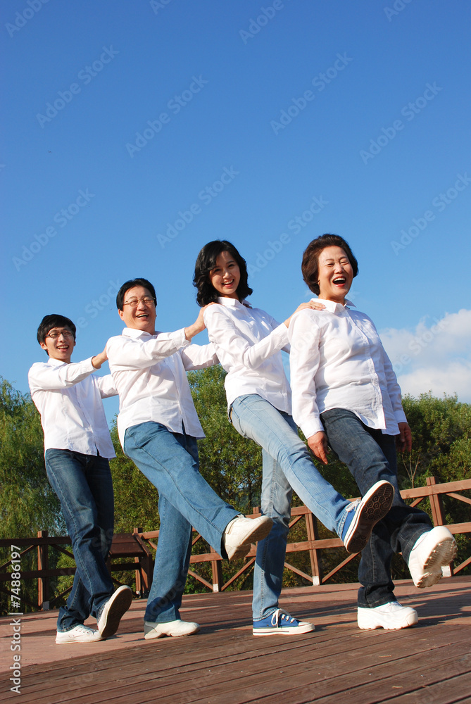 Obraz premium 공원에서 행복한 대가족