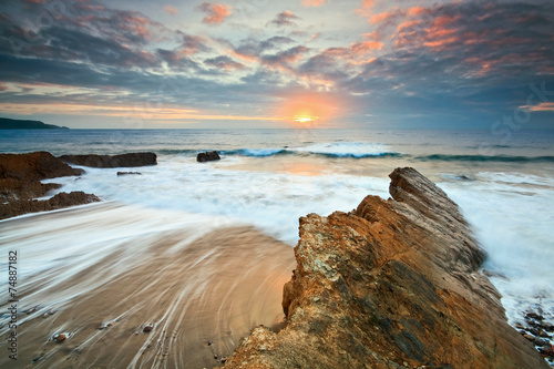 Foto Rock formations on the beach in Widemouth Bay, Cornwall, UK.