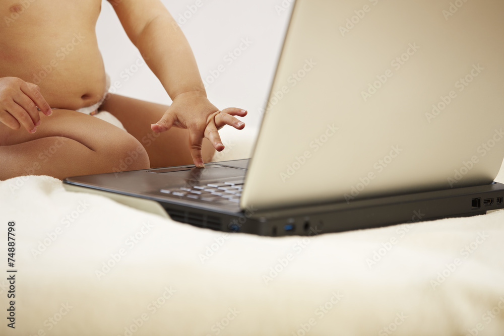 Naklejka premium Kind sitzt vor dem Laptop 08