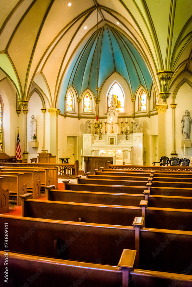 Fototapeta premium Pews and interesting architecture in St. Peter's Roman Catholic