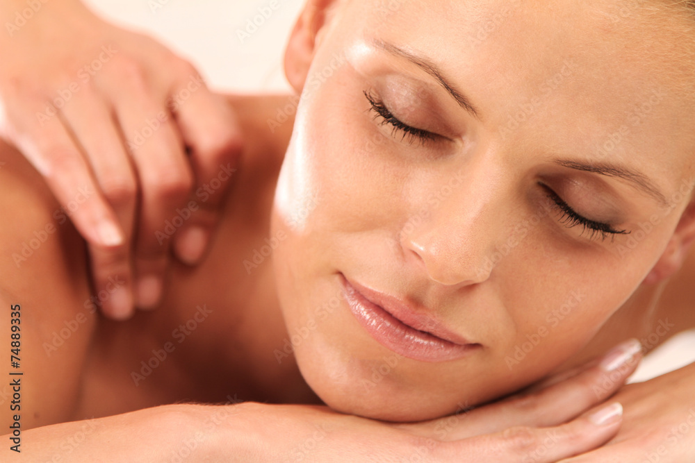 Frau entspannt bei einer Massage Frau entspannt bei einer Massage