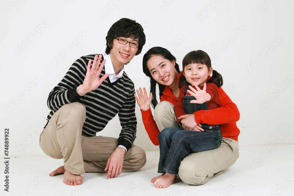 여자 아이가 있는 젊은 부부 가족