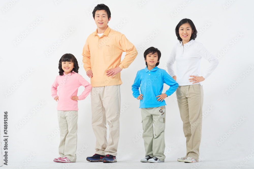 Obraz premium 남자아이와 여자아이 함께 있는 부부