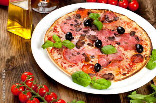 pizza mit salami und Kräuter