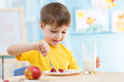 kid eating healthy food at ...