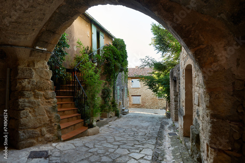 Fototapeta Naklejka Na Ścianę i Meble -  Street in ancient Grambois, Provence