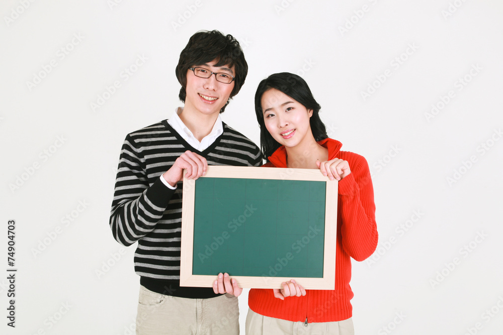 스튜디오 안에서 젊은 커플 스튜디오 안에서 젊은 커플