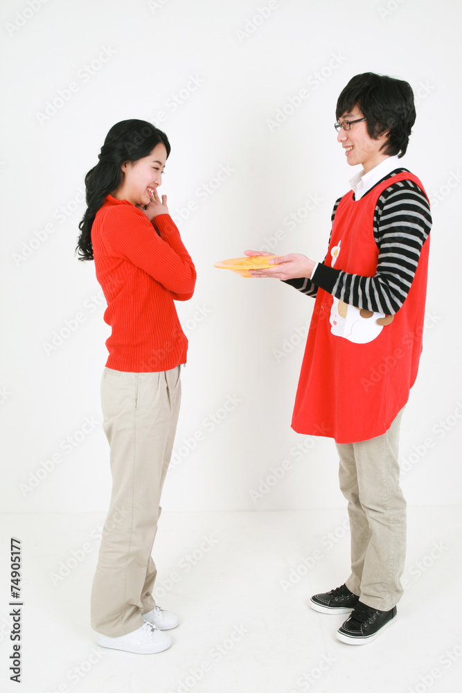 Fototapeta premium 스튜디오 안에서 젊은 커플