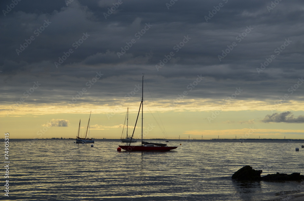 gréement sur une mer calme au lever du jour