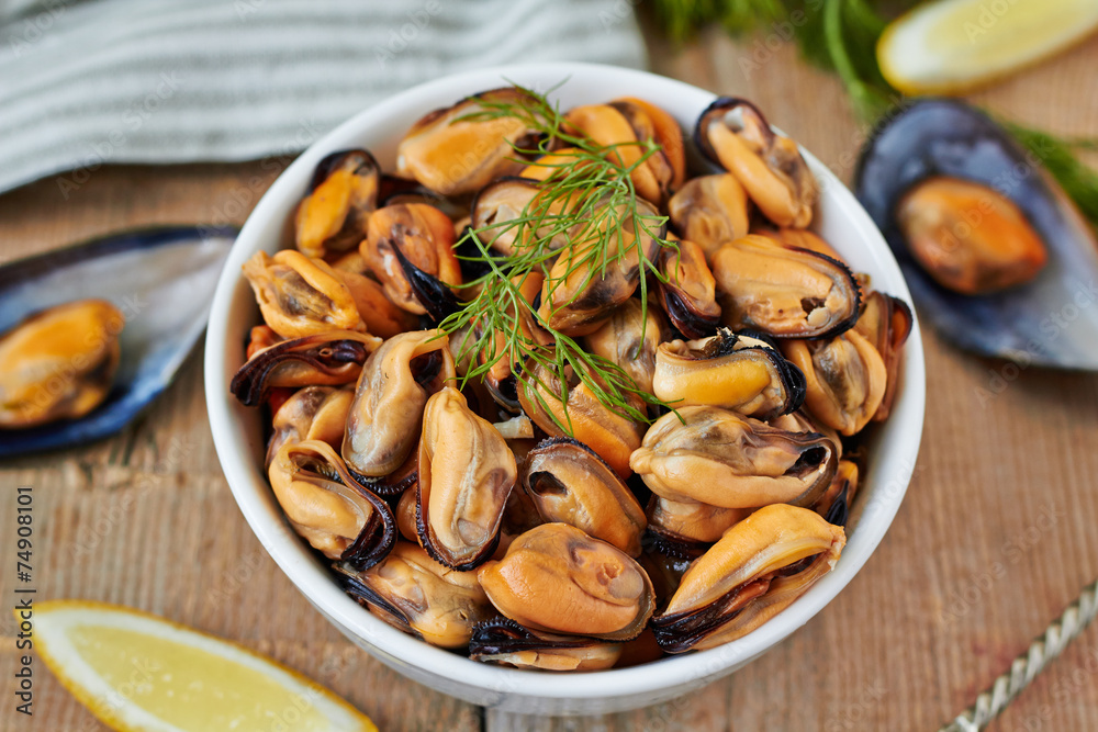 Cooked mussels with lemon and herbs Cooked mussels with lemon and herbs