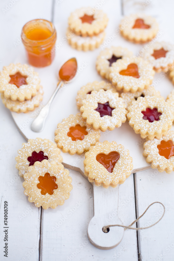 Weihnachtsplätzchen mit Konfitüre auf einem Tisch