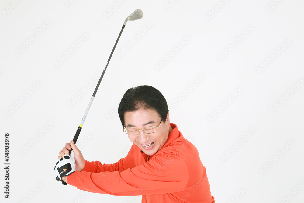 골프를 치는 노부부 골프를 치는 노부부