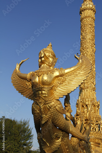 goldene Tempelstatue