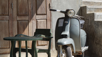 Bilder mit Rahmen Roller Retro Roller vor pastellfarbenem Hintergrund  © glowonconcept