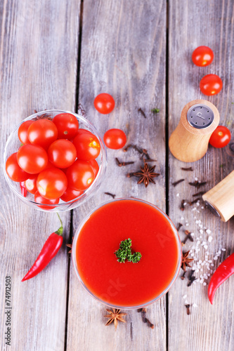 Fototapeta Naklejka Na Ścianę i Meble -  Tomato juice in goblet and fresh vegetables on wooden