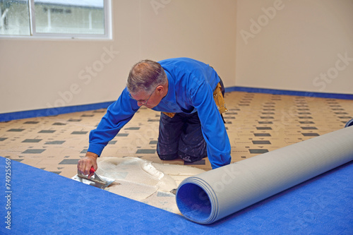 Φωτογραφία spreading the glue