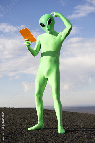 Canvastavla Confused Green Alien Man Scratching Head Holding Tablet