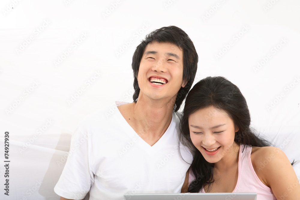 스튜디오 안에서 자연스러운 모습의 커플 스튜디오 안에서 자연스러운 모습의 커플