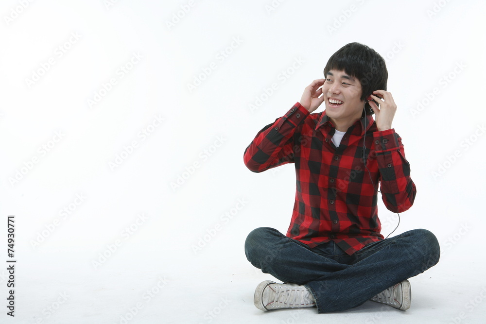 공부하는 남자 대학생 공부하는 남자 대학생