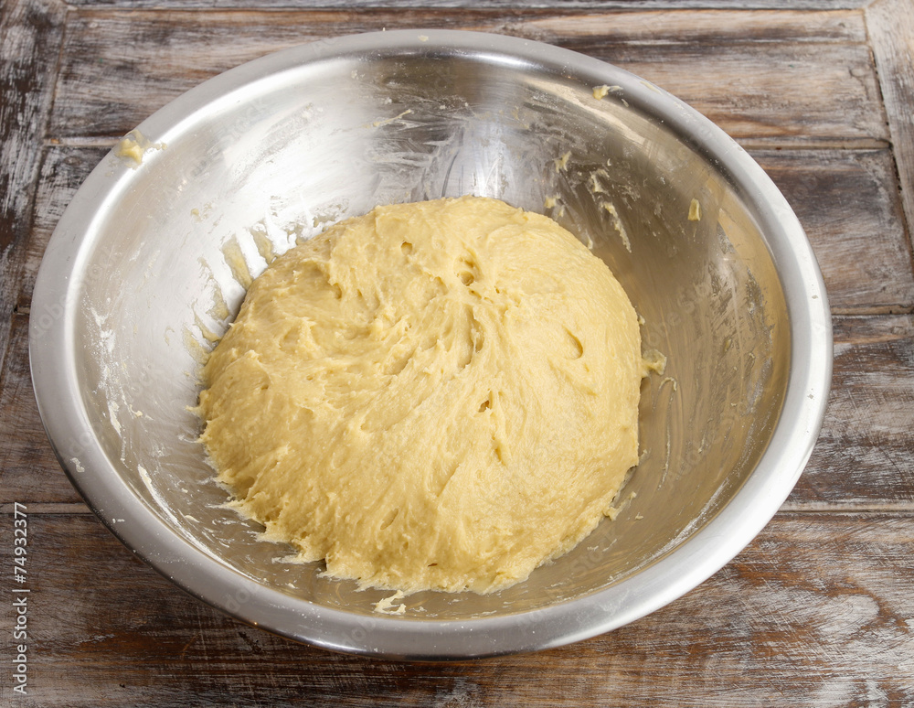 How to make yeast dough - step by step: knead the dough How to make yeast dough - step by step: knead the dough