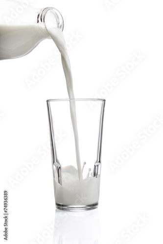 Fotografía Studio, Glas, Milch aus einer Milchflasche