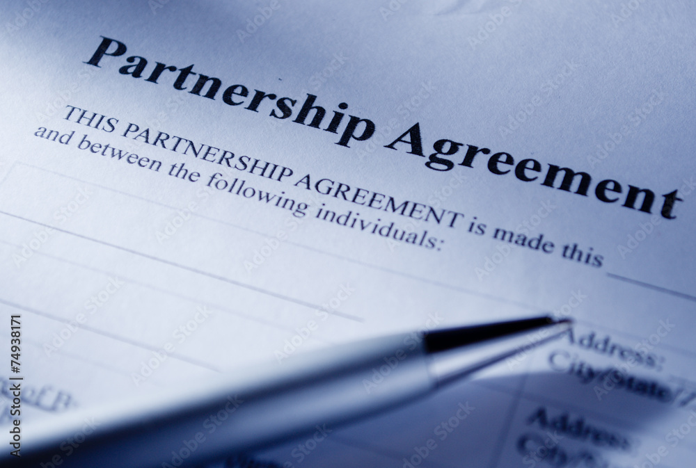 Fototapeta premium Macro Partnership Contract Paper and Pen