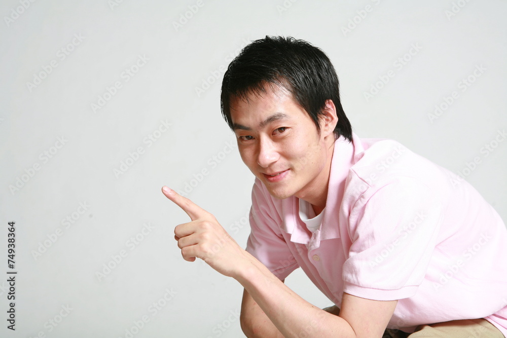 스튜디오에서 있는 젊은 남성 스튜디오에서 있는 젊은 남성