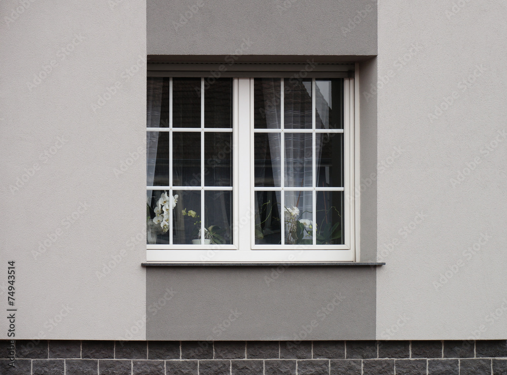 Modernes PVC Fenster mit Fensterkreuzen in grauer Fassade Stock Photo |  Adobe Stock