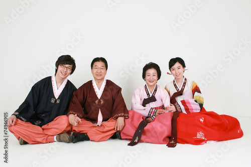 한복 입은 한국인 가족