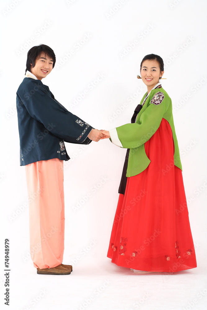 한복 입은 젊은 한국인 커플