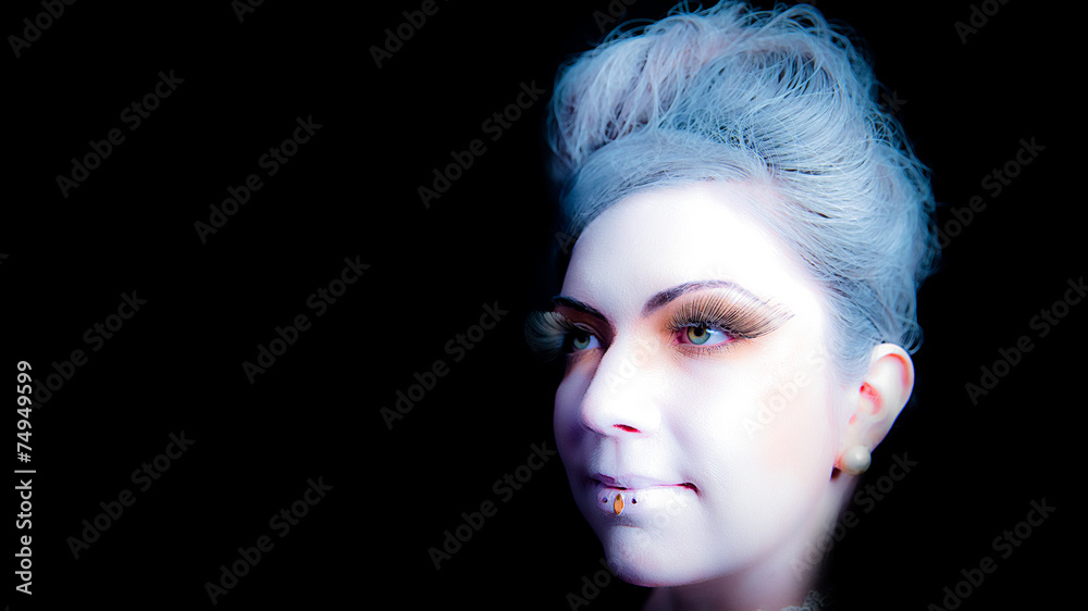 Model mit besonderem Make-Up Model mit besonderem Make-Up