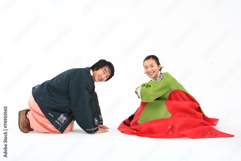 한복 입은 젊은 한국인 커플 한복 입은 젊은 한국인 커플