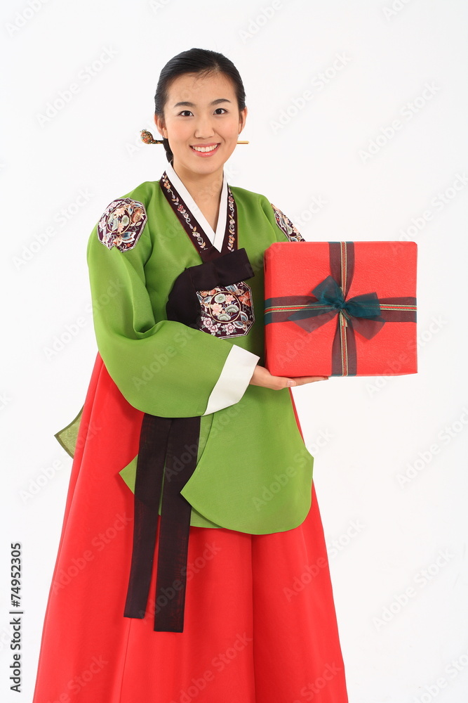 한복 입은 젊은 한국 여성